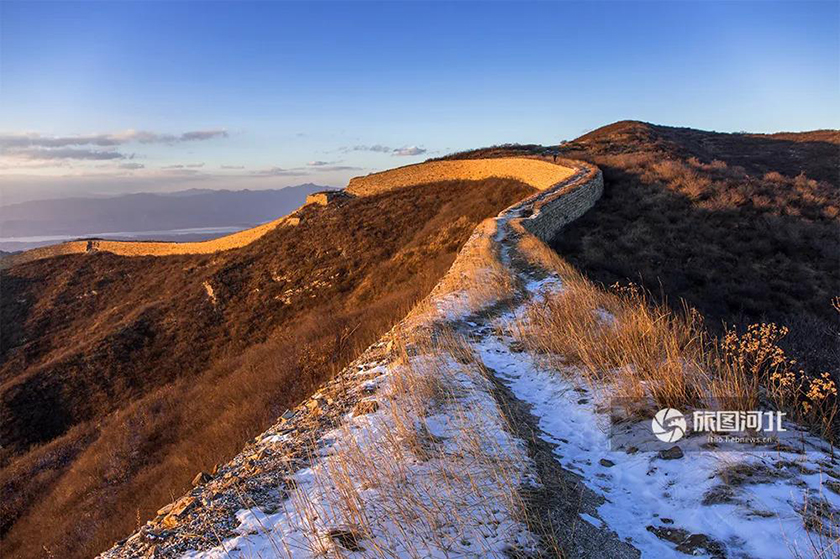 前往樣邊長城,中途因路上積雪,轎車無法繼續上山,只好選擇徒步上山,一