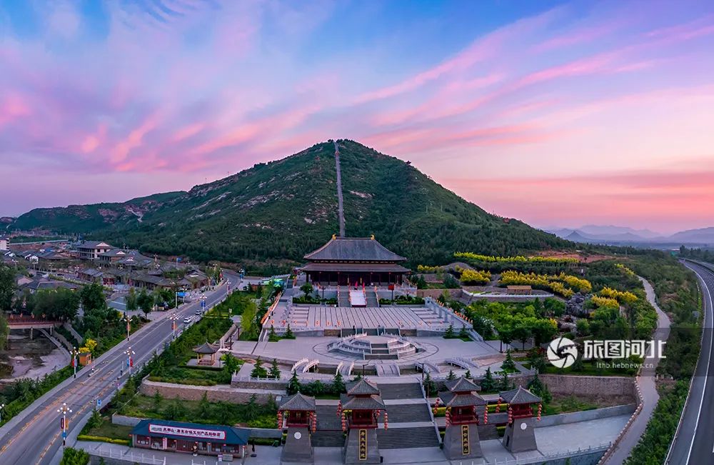 唐尧古镇依庆都山而建,一条朝觐大道从山脚直通山顶,颇有天梯之势,从
